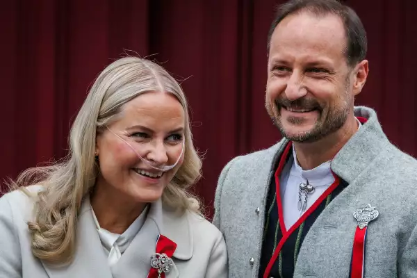 príncipe-Haakon-salud-mette-marit-noruega