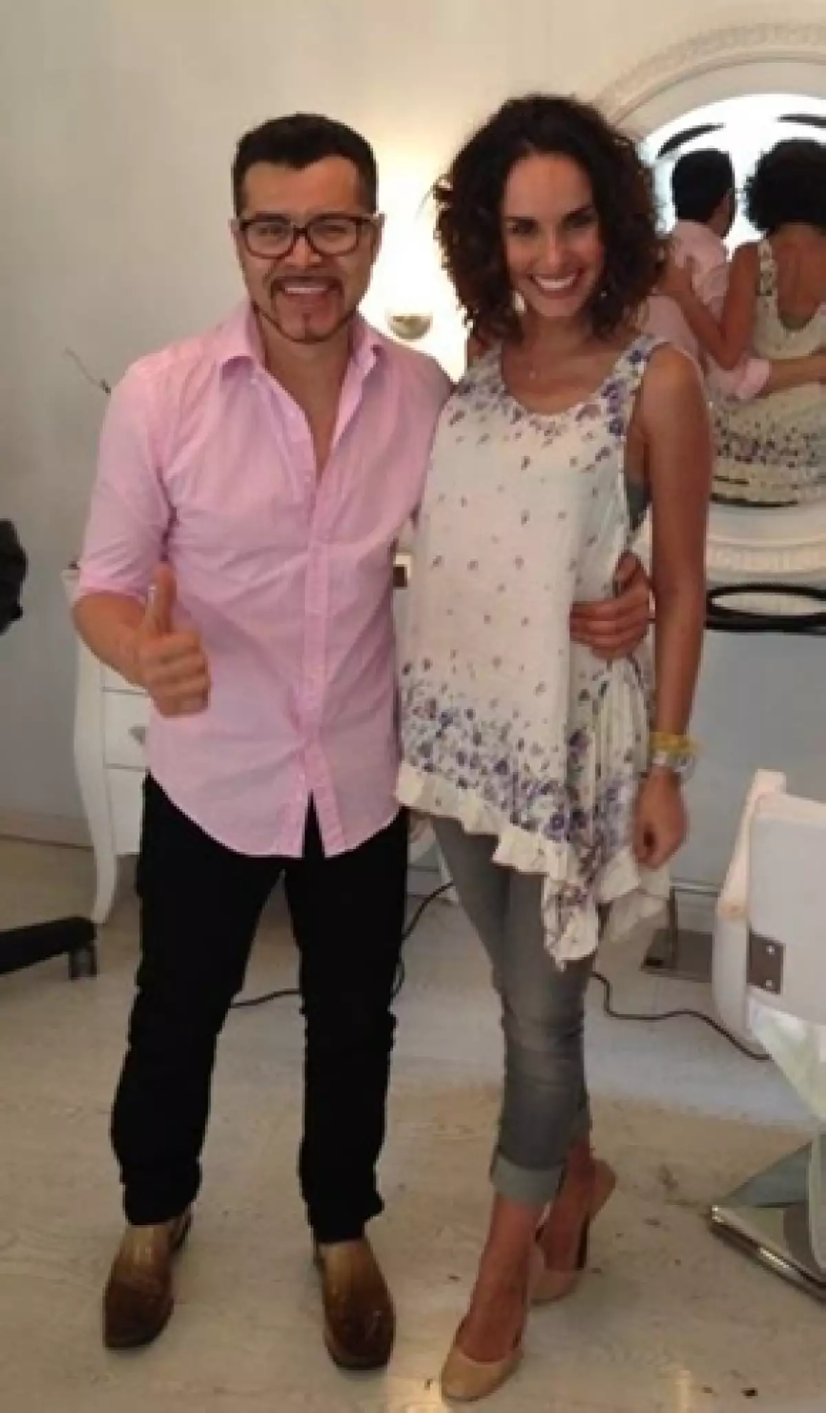 La guapa actriz estrenó corte de pelo y ella misma compartió una foto del antes y después. ¿Qué opinan?