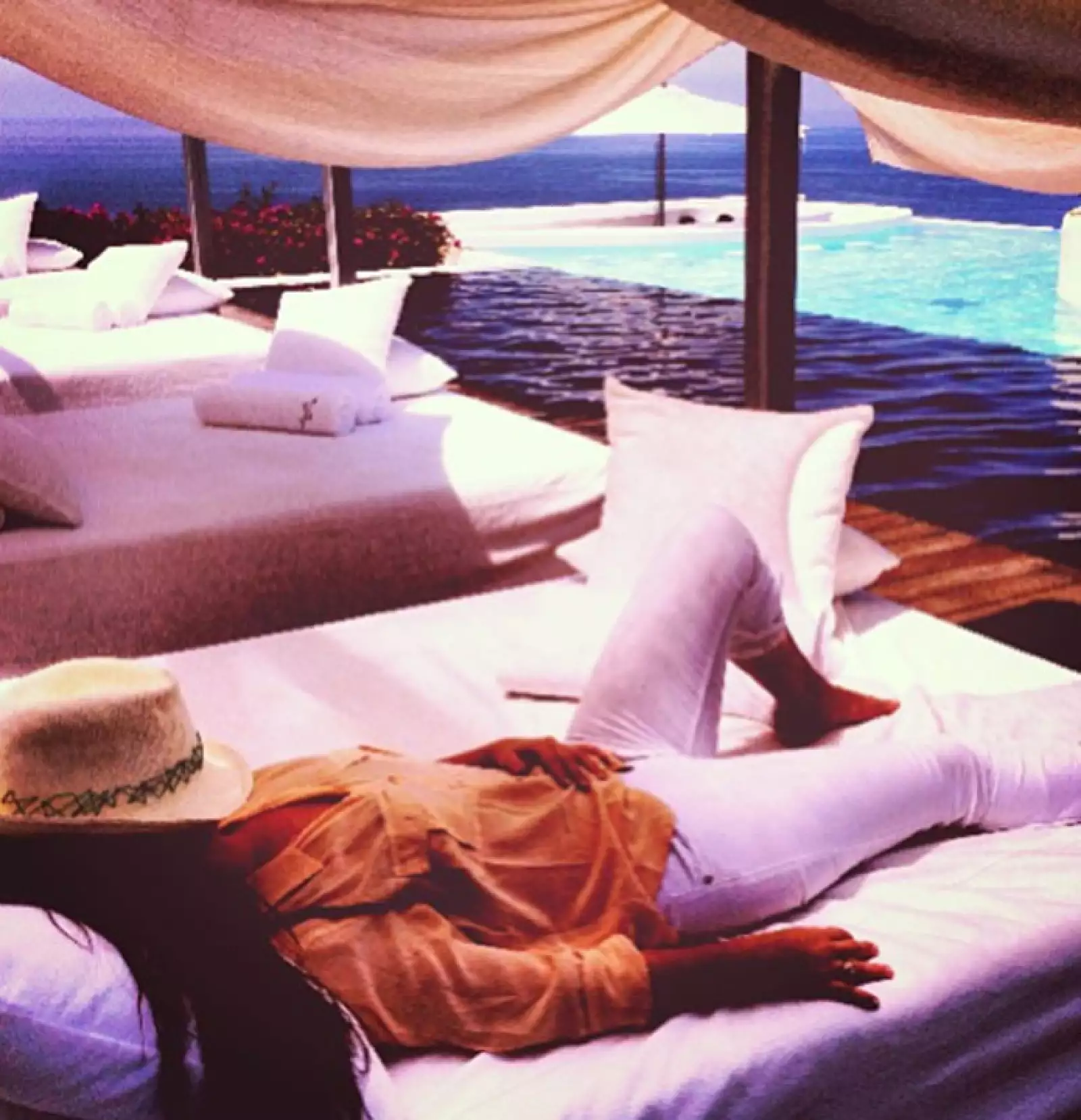 Para la playa nada mejor que jeans blancos y una blusa fresca.