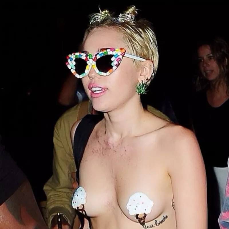 La cantante se ha destacado por sus extravagancias y locuras, las cuales no fueron la excepción en el after party del diseñador Alexander Wang en Nueva York.