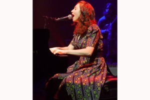Regina Spektor se encontraba en el escenario cuando se hizo evidente un incendio en una cabaña perteneciente al lugar.
