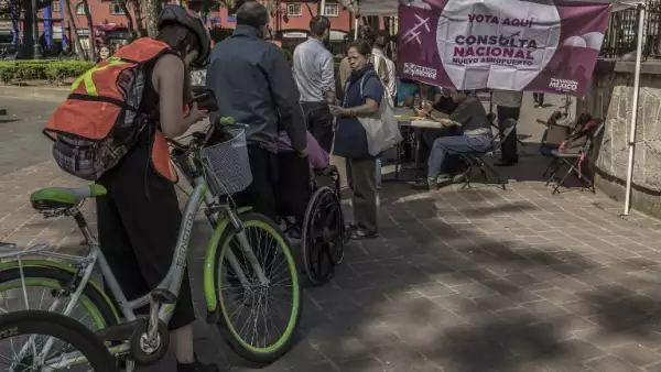 En bicicleta.