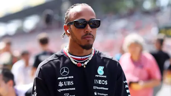 lewis-hamilton-arremete-helmut