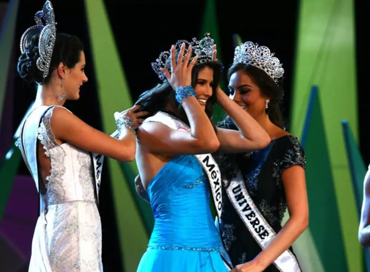 Karin Ontiveros y Ximena Navarrete le colocaron la banda y la corona a Karina.