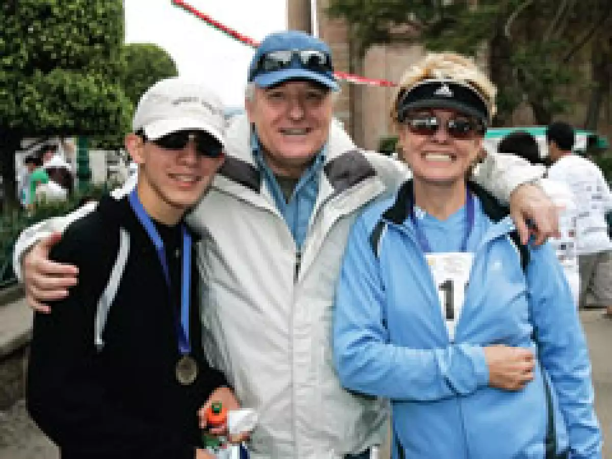 Fernando Martí con sus padres, Alejandro y Matilde, tres amantes del deporte en una carrera de la empresa en Valle de Bravo. (Gilberto Contreras)
