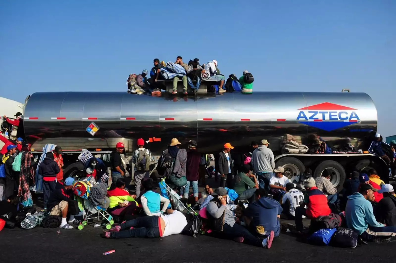 IRAPUATO, GUANAJUATO, 11NOVIEMBRE2018.- Miles de migrantes continúan la caravana hacia el norte del país. Esta madrugada salieron de Querétaro caminando y subiéndose a los trailers para llegar al albergue ubicado en el DIF de Irapuato, mañana partirán hacia Guadalajara.
FOTO: DIEGO SIMÓN SÁNCHEZ /CUARTOSCURO.COM