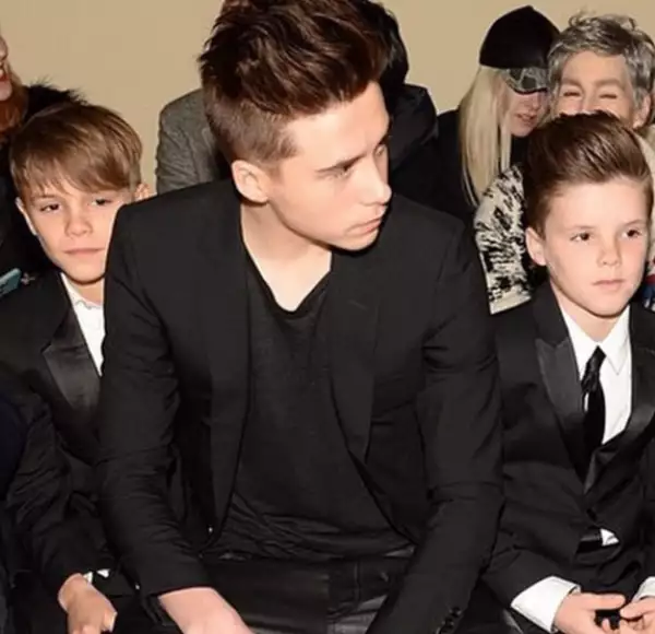 El mayor de los Beckham posó junto a sus hermanos.