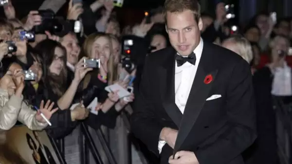El príncipe William desfiló en la alfombra roja de la premiere de la nueva película del Agente 007.
