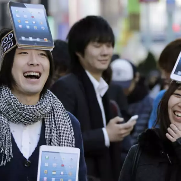 Kota Suzuki y Mio Kawa, listos en la fila para comprar la iPad mini la mañana del viernes en Tokio.
