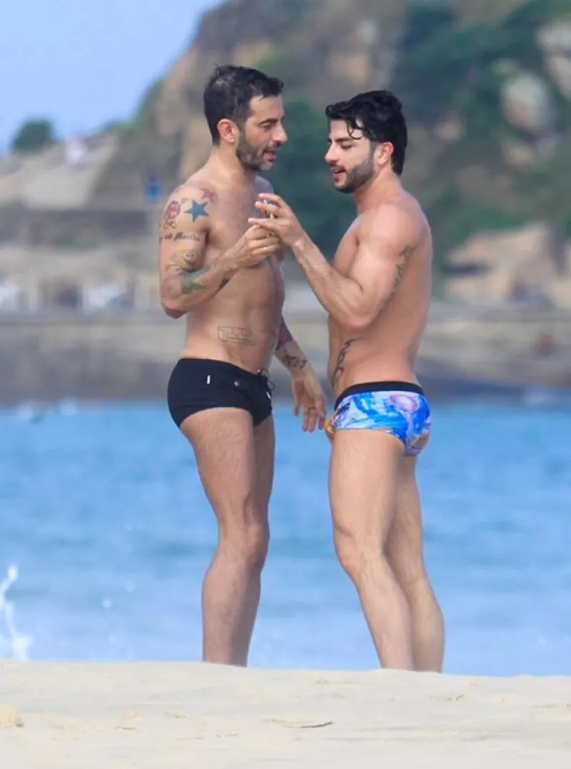 El diseñador celebró su cumpleaños 49 con un viaje a Río de Janeiro y ahí disfrutó de la compañía de su nuevo novio, Harry Louis.