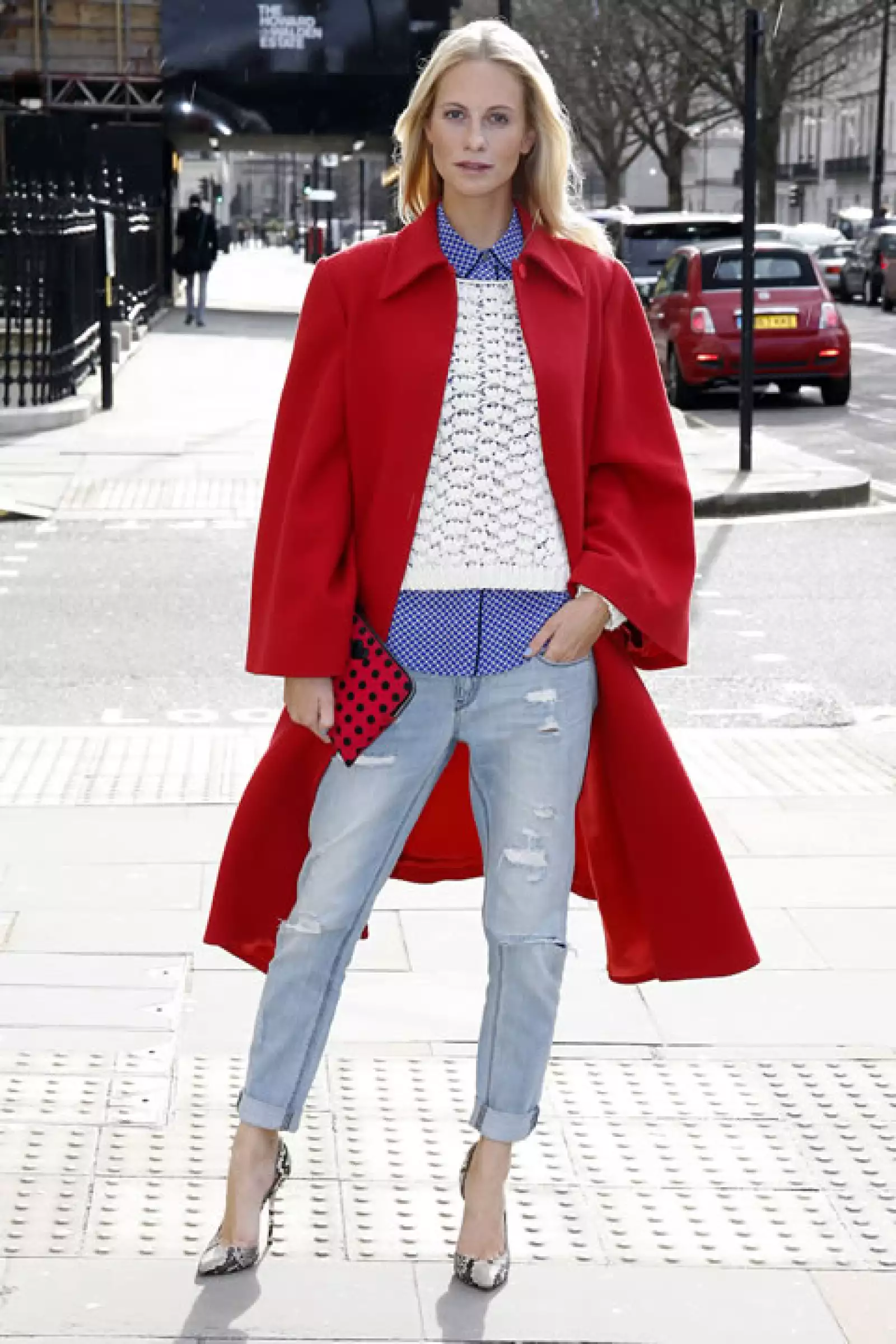 Poppy sabe balancear perfectamente la tendencia oversized tipo boyfriend, con detalles y accesorios que le dan el toque femenino a su look.