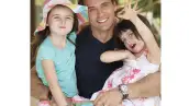 A él le molesta que ella se desespere con la computadora; ella odia que él bese a otra mujer en el set. Pero, a siete años de casados, sólo quieren estar juntos el resto de sus vidas.