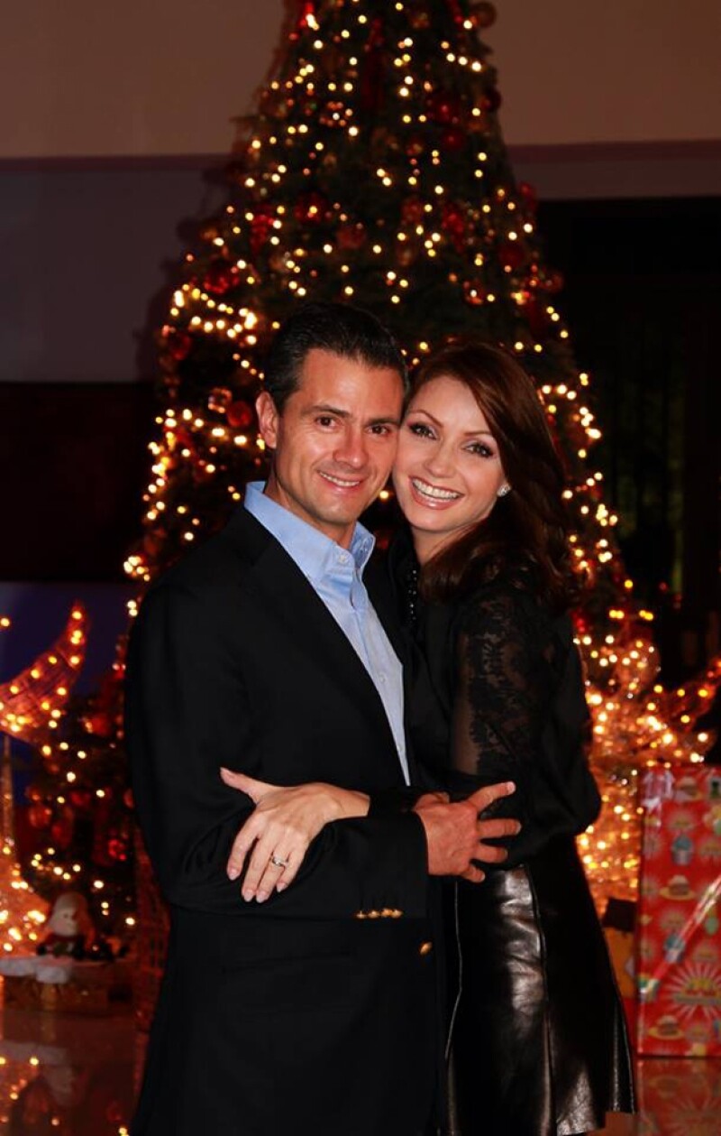 Enrique Peña Nieto y Angélica Rivera comparten un momento navideño.