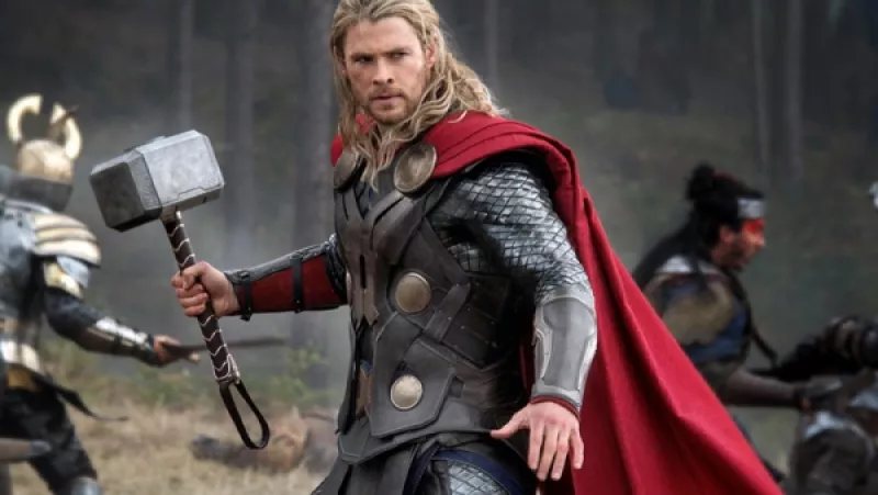 Chris Hemsworth demostró su lado menos penoso haciendo un chiste sucio sobre el superhéroe que representa en la pantalla grande. Escúchalo sin sonrojarte.