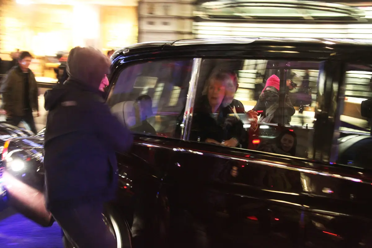 Camila y Carlos III fueron atacados en su coche