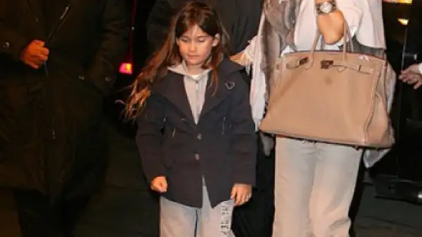 Bien resguardados. Celine Dion, su hijo Rene Charles y su esposo llegan a su hotel en Nueva York. Por su larga cabellera, pareciera que el niño heredará los genes musicales de su madre, pero quizá en genero rock, más ad hoc con su imagen.