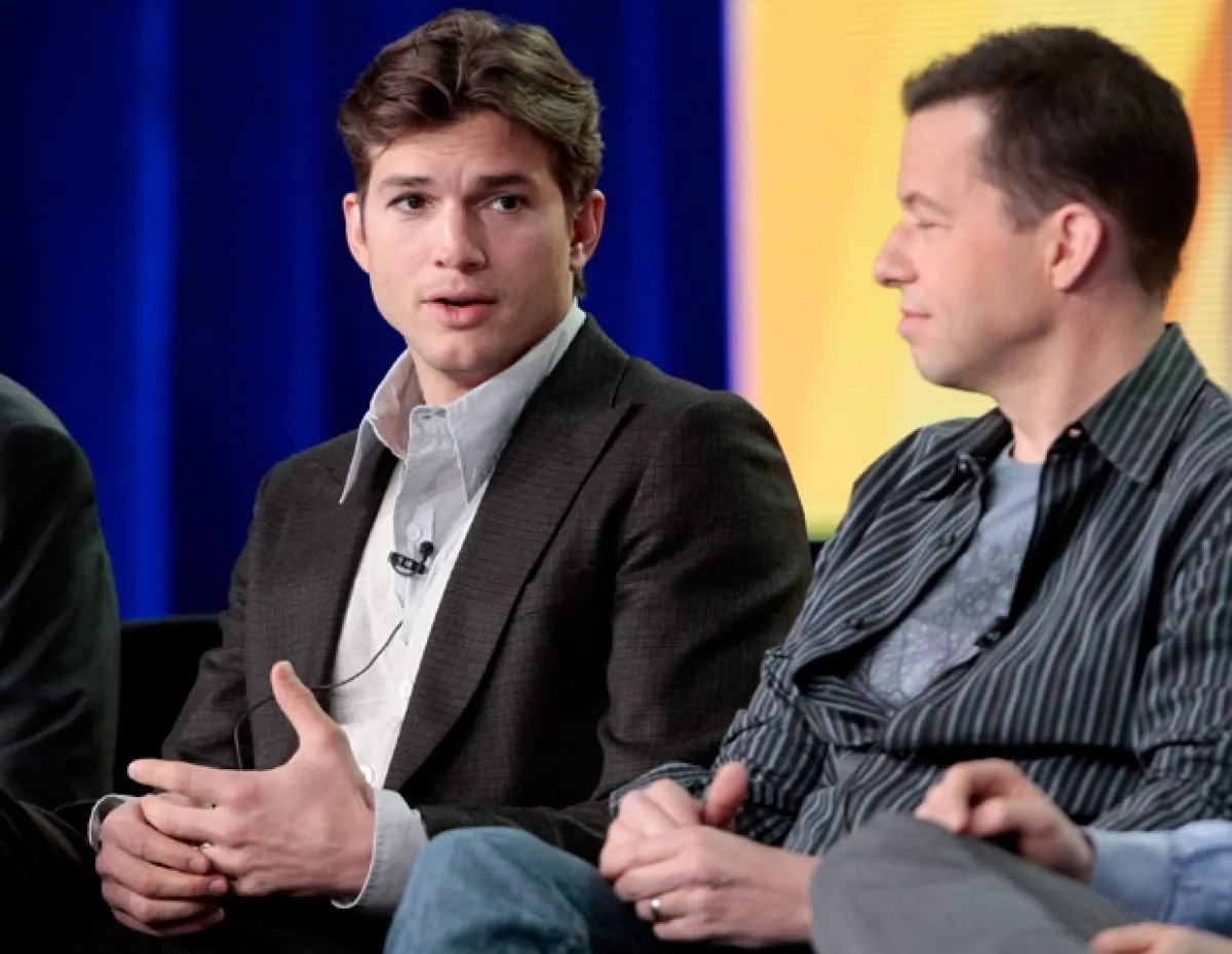 Ashton y Jon Cryer conversaron acerca de la exitosa serie que protagonizan.