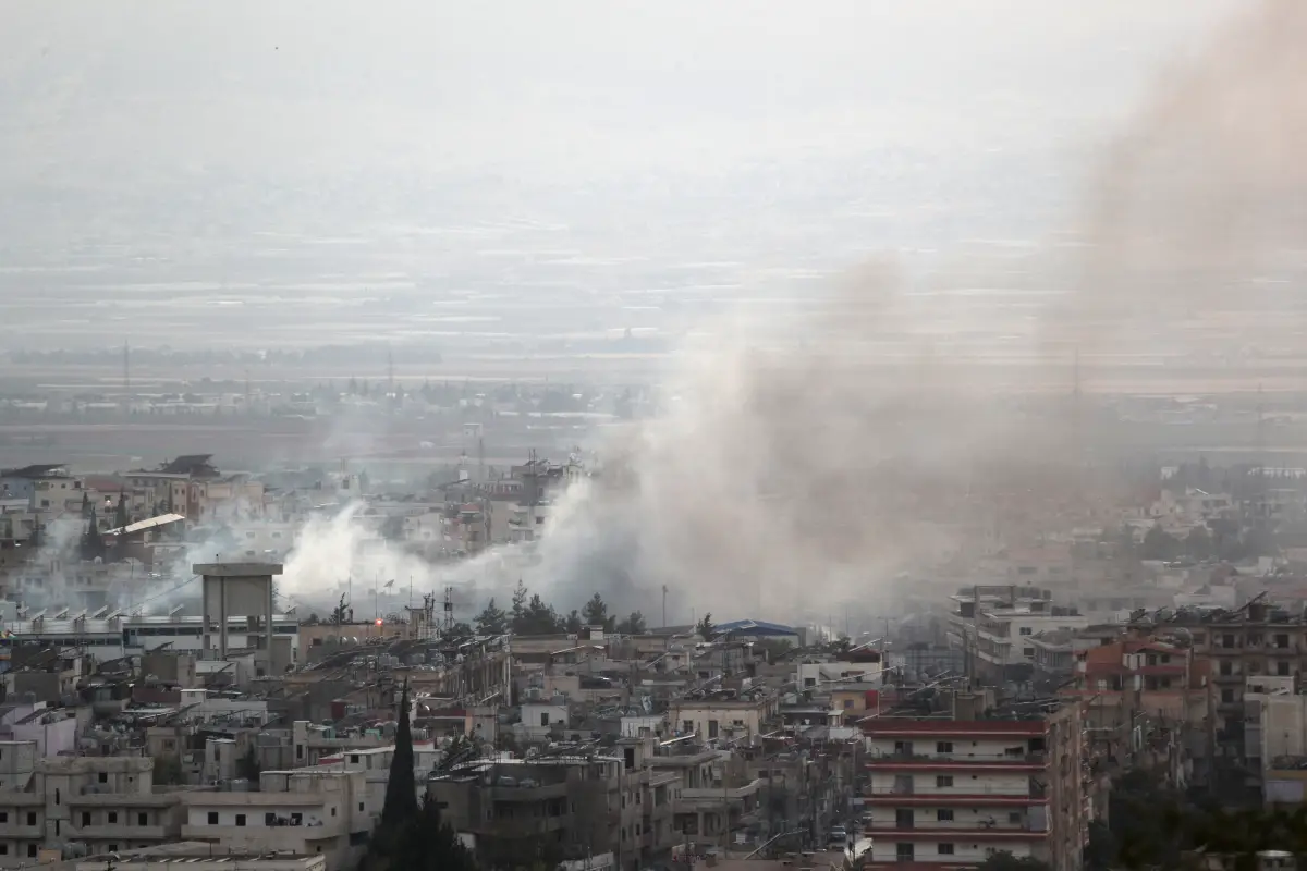israel-ataca-libano, en la imagen se puede ver la ciudad de Baalbeck en Líbano rodeada de humo como consecuencia de los bombardeos israelís