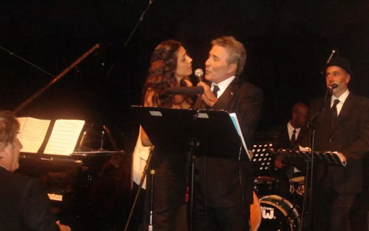 También se subió Patricia Manterola, a acompañar al orgulloso papá de la novia, para cantarles en ese día tan especial para Alexia e Issac.
