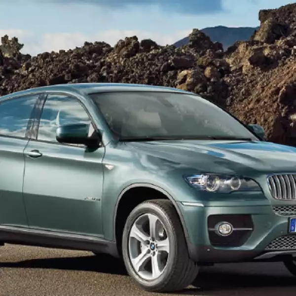 La novedad del BMW X6 es su motor M50d, que lo acerca a un ágil deportivo sin dejar de lado la elegancia del tradicional coupé, permitiendo así manejar con estabilidad, comodidad y potencia.