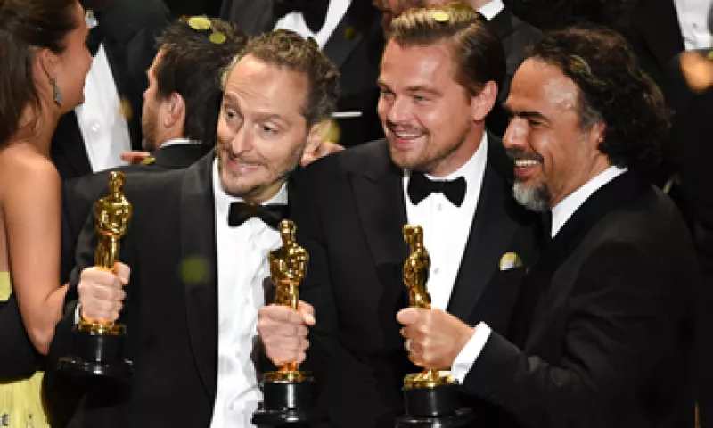 Lubezky, DiCaprio e Iñárritu posan con sus estatuillas (Foto: Getty Images)