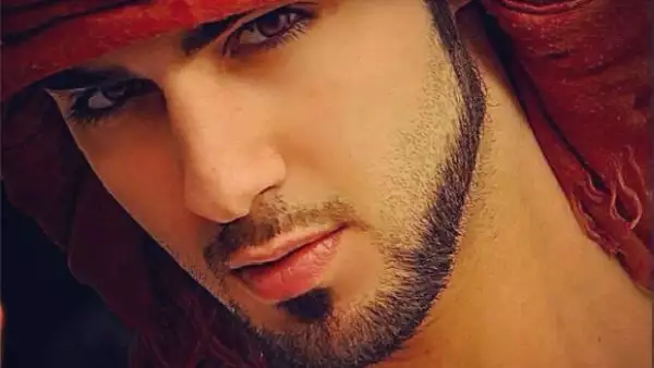 Un medio islámico desmintió que el guapo fotógrafo y poeta hubiera sido expulsado del festival y del país y criticó a los medios occidentales por difundir información falsa y sin investigación previa.