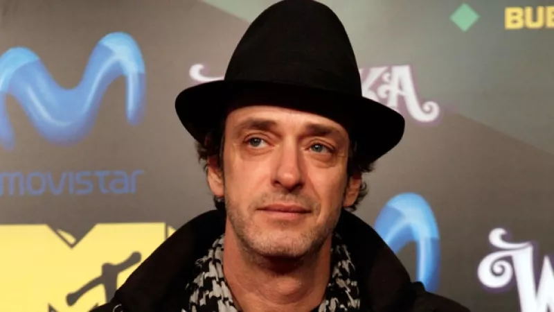 La madrugada del domingo 16 de mayo, el músico argentino sufrió una isquemia cerebral transitoria que hasta la fecha lo tiene postrado en un cama de hospital.