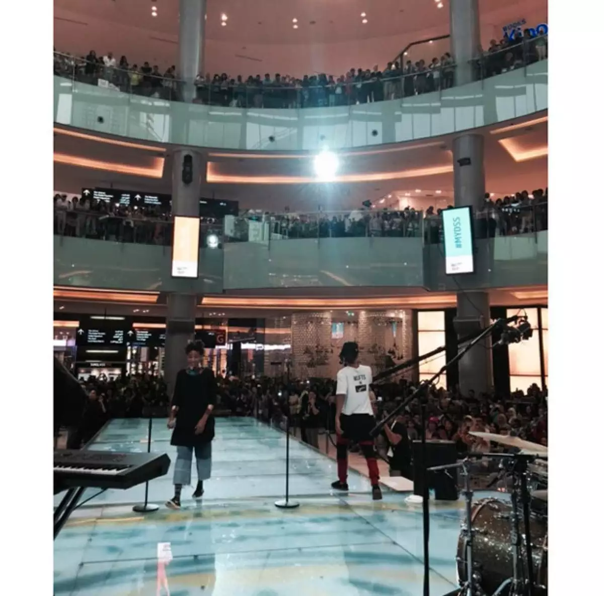 Jaden acompañó a Willow a una de sus presentaciones en Dubái, donde incuso se le unió en pleno performance.