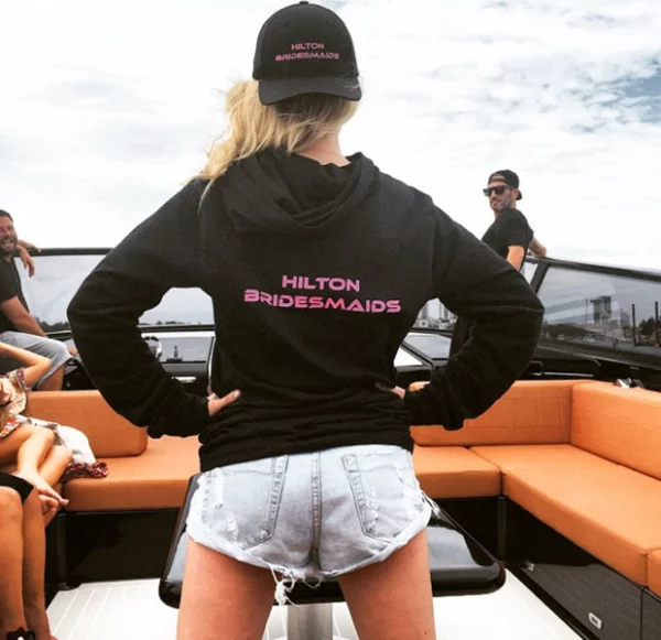 Paris presumió la hoodie oficial de la celebración.