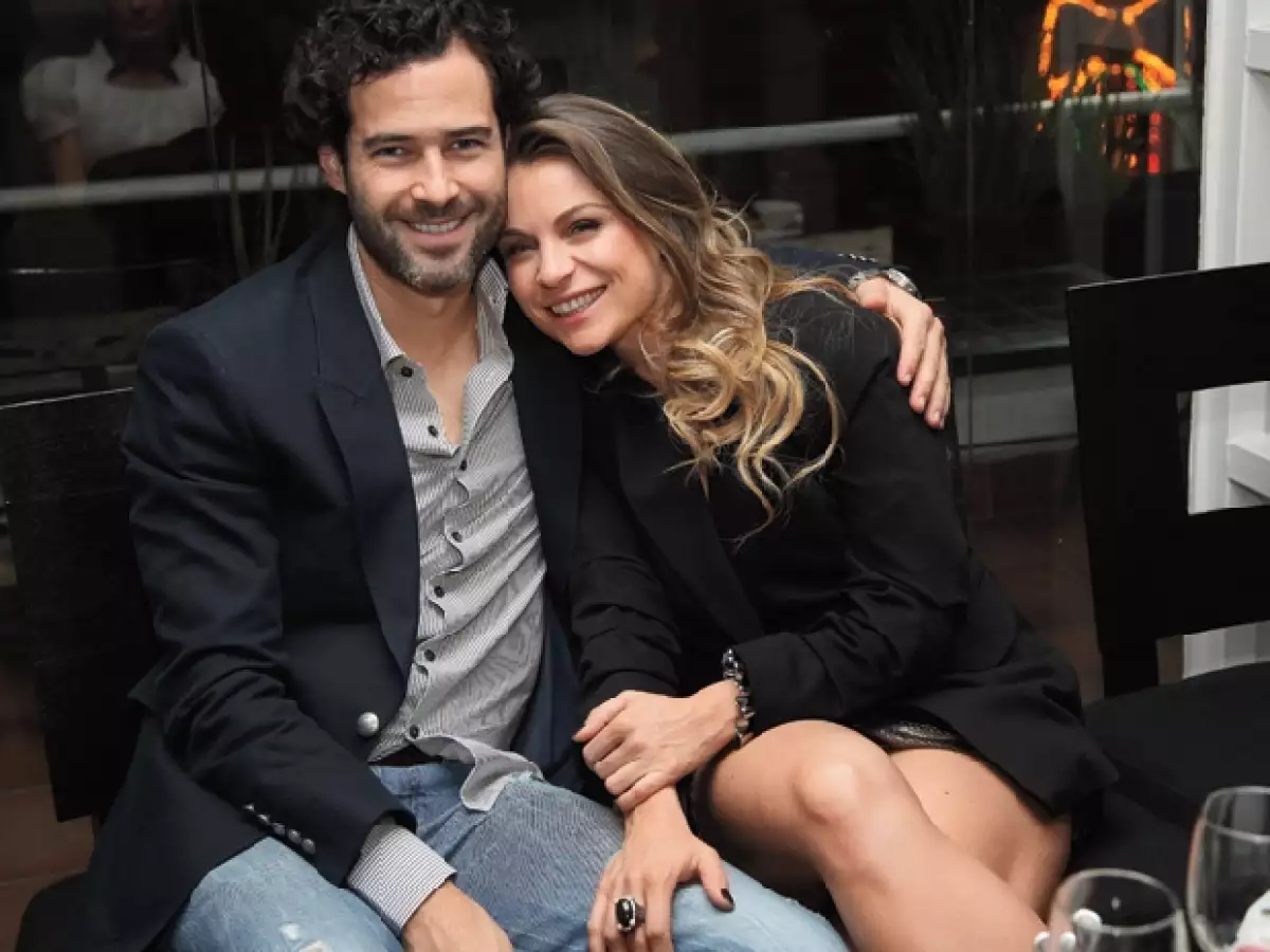 Por meses la pareja negó su romance, sin embargo, tuvo que reconocerlo públicamente a finales de 2010, cuando las muestras de amor y la complicidad entre ellos ya eran muy evidentes.