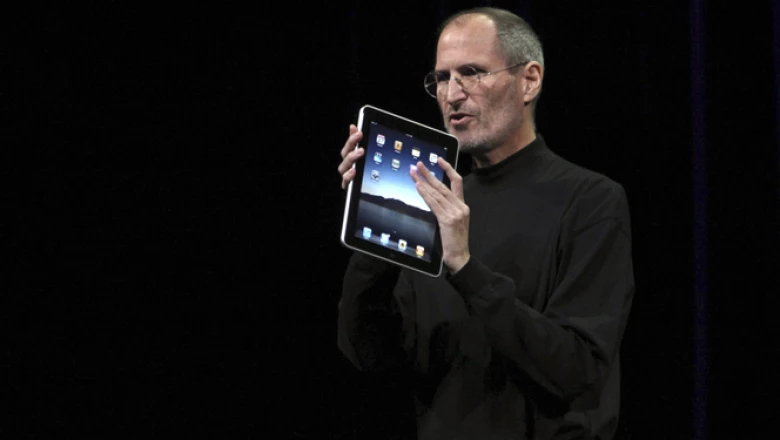La firma tecnológica, Apple, lanzó este miércoles su dispositivo iPad. Mezcla las funciones de una Macbook con la movilidad de un iPhone, aseguró el CEO de Apple, Steve Jobs.