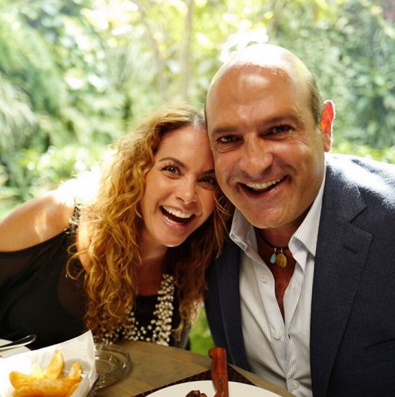 La cantante y Michel Kuri comparten su romántica relación en redes sociales.