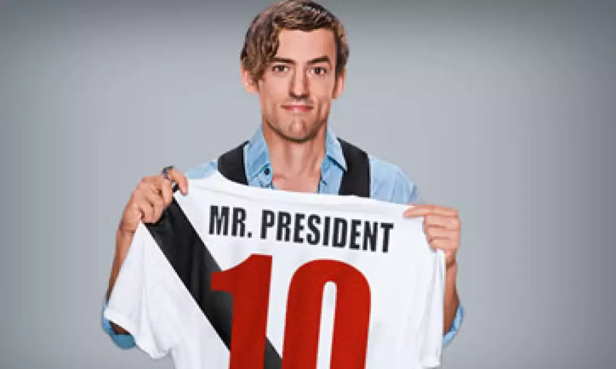 Luis Gerardo Méndez protagoniza la primera serie original de Netflix en español (Foto: Twitter/@ClubDeCuervos )