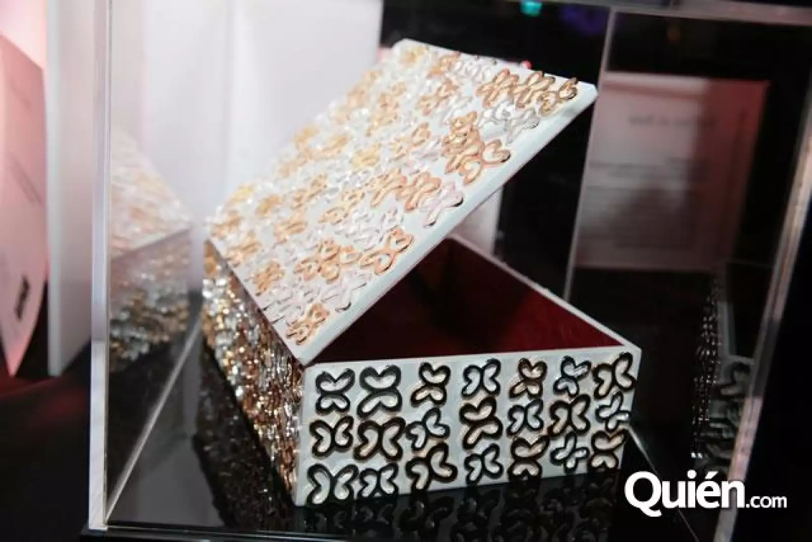 Cajas en subasta revive el arte