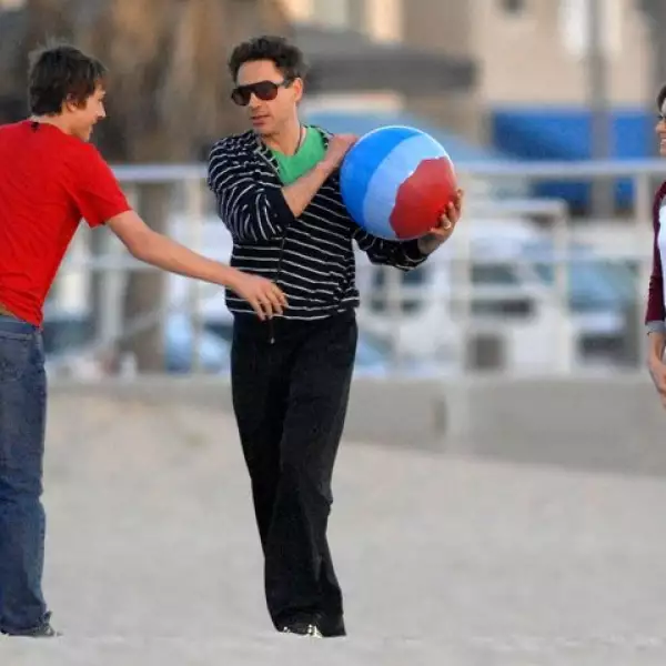 Robert Downey Jr., su esposa, Susan, y su hijo, Indio, juegan en la playa en Los Ángeles, California.