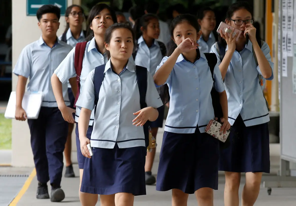 Los estudiantes se van a clases después de su recreo en una escuela secundaria en Singapur el 27 de octubre de 2016. Foto tomada el 27 de octubre de 2016.