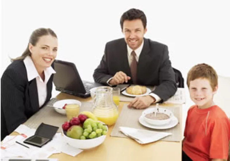 Una de las preocupaciones más fuertes en tiempos de crisis es el futuro de los hijos ante la carestía de los ingresos familiares. (Foto: Jupiter Images)