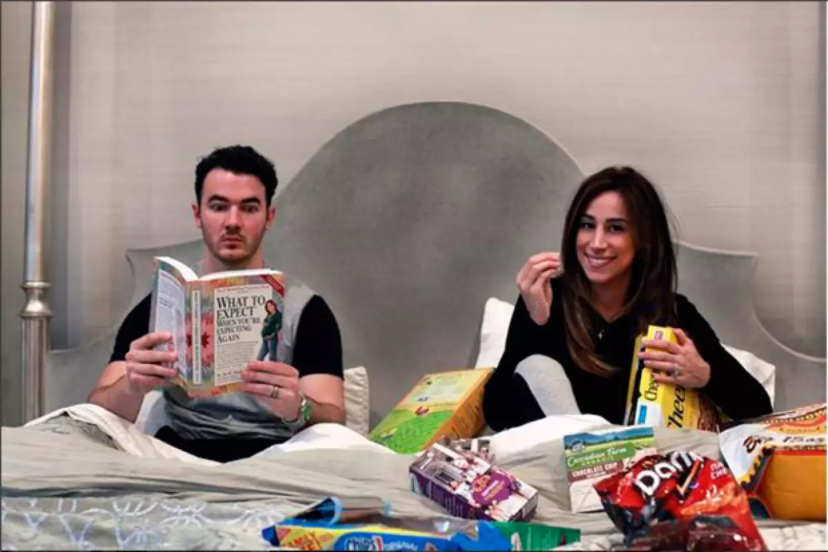El segundo hijo del cantante y su esposa Danielle nacerá el próximo invierno. Mira la divertida manera en que compartieron la noticia.