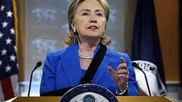 Hillary Clinton dio a conocer la mediación de Oscar Arias durante una conferencia de prensa posterior al encuentro con Zelaya. (Foto: AP)