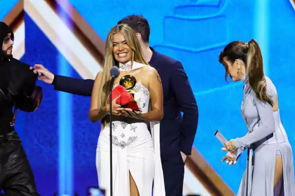 Una mujer latina ganadora de un grammypng.png