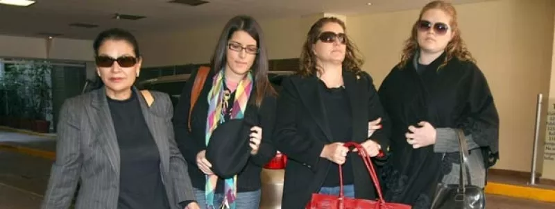 Actores, actrices y familiares del histrión se reunieron en la funeraria donde lo velaron esta mañana y tarde para darle el último adiós.