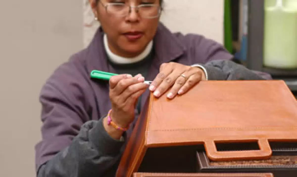 Koon Artesanos tiene 10 tiendas y 100 colaboradores que trabajan productos artesanales en piel. (Foto: Cortesía Koon Artesanos)