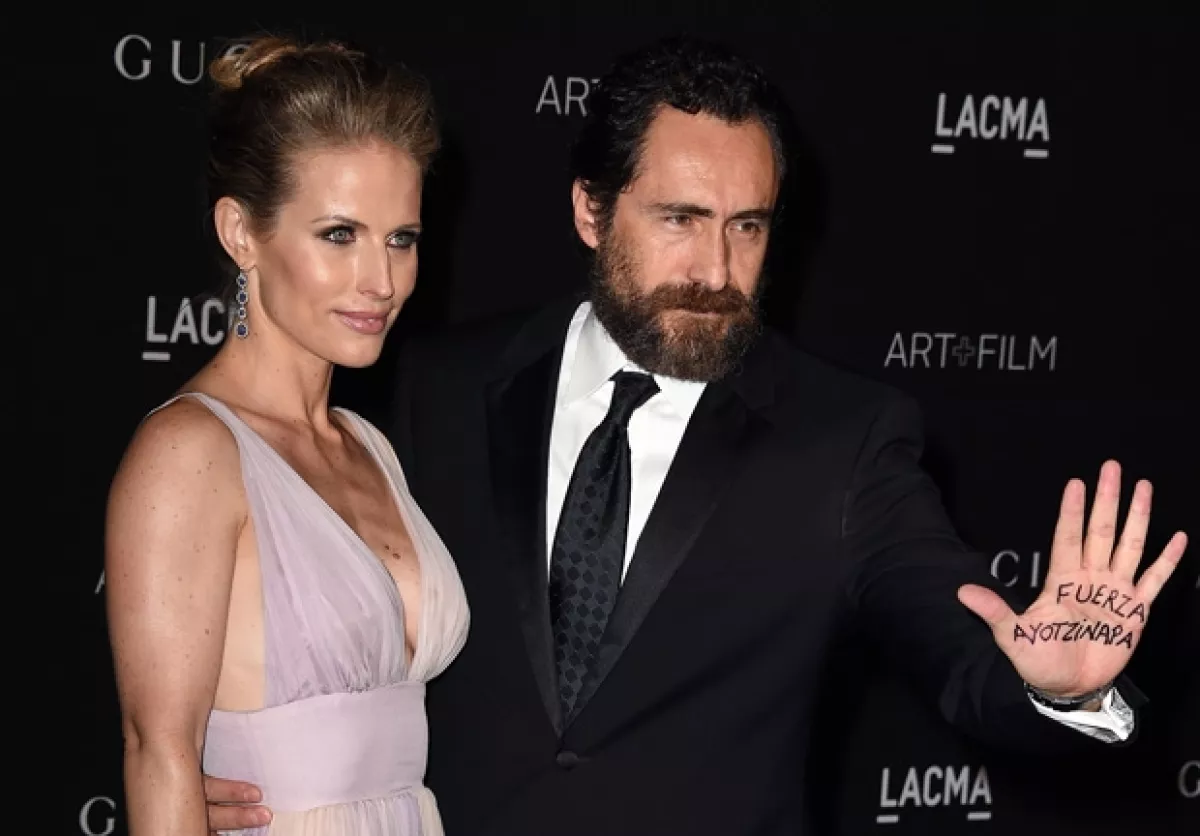 Demián Bichir aprovechó la atención de los medios para protestar por Ayotzinapa, Guerrero.