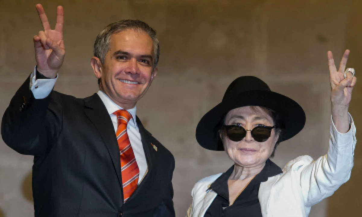 El jefe de gobierno y la artista plástica japonesa en la ceremonia de nombramiento. (Foto: Cuartoscuro)