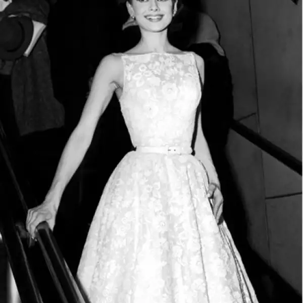 En 1954 Audrey Hepburn presumía haber ganado un Oscar gracias a su participación en el filme Roman Holiday, su atuendo de estilo femenino y delicado con bordados de flores fue creado por su diseñador de cabecera Hubert de Givenchy.