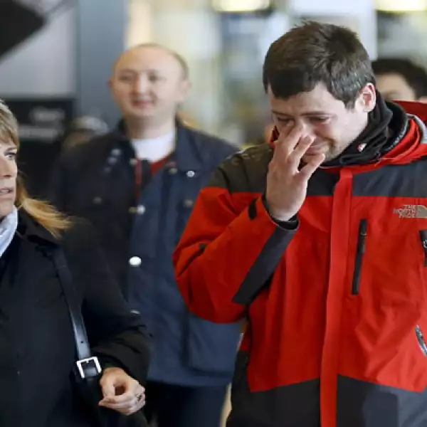 Familiares de los pasajeros a su llegada al aeropuerto de El Prat de Barcelona.