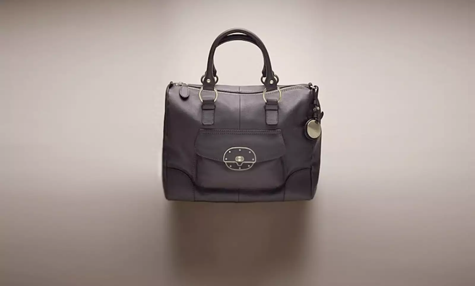 Este bolso para mujer está fabricado en piel y posee herrajes de metal dorado.