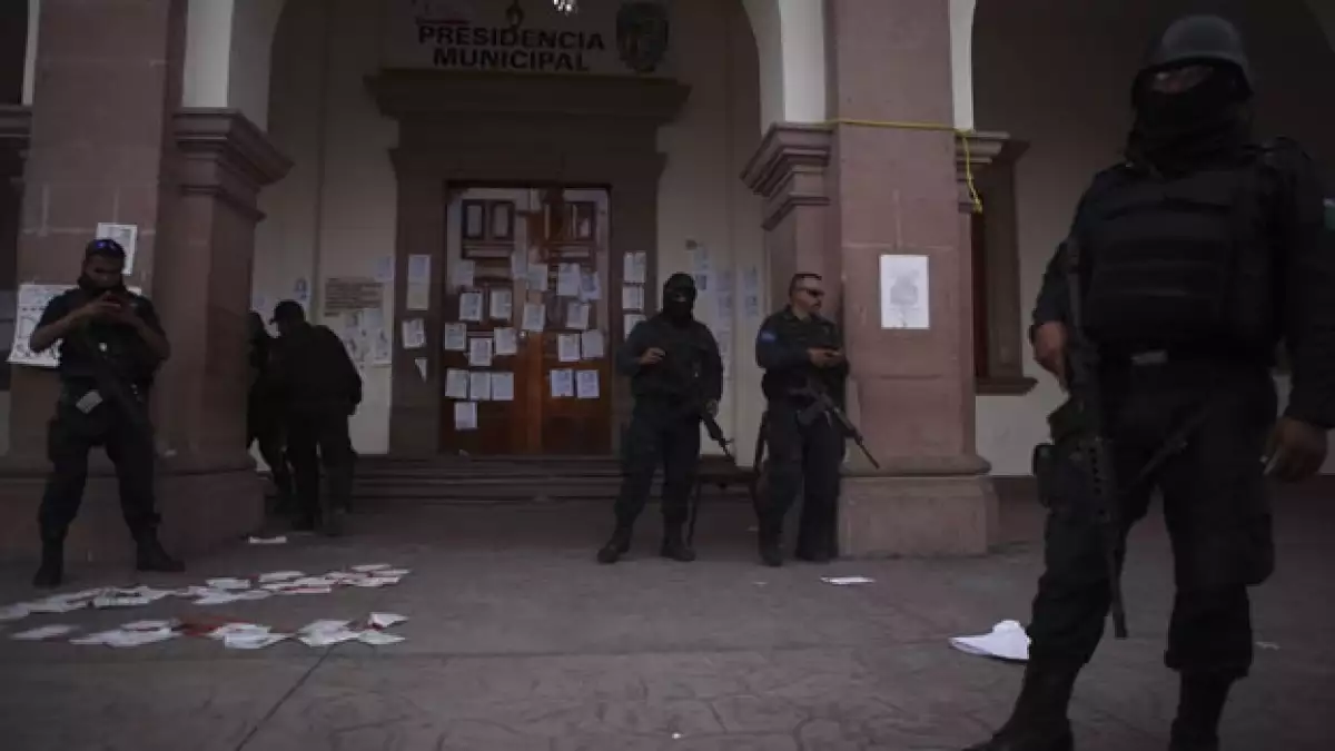 Policías resguardan las inmediaciones de la presidencia municipal de Apatzingán tras un enfrentamiento el pasado seis de enero