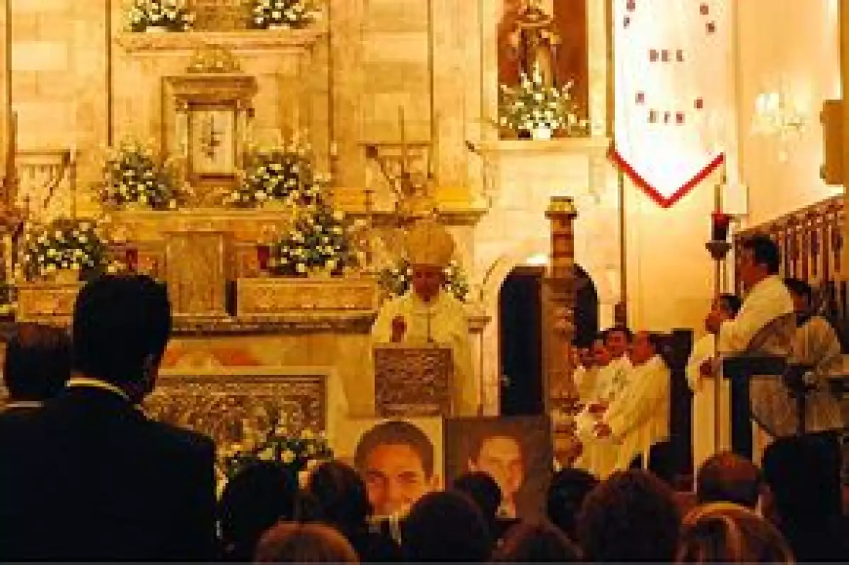 En la ceremonia religiosa, el obispo de la Diócesis de Campeche, Ramón Castro, manifestó su pésame a la familia de Mouriño Terrazo y de su colaborador Arcadio Echeverría, y ofreció palabras de aliento en el entendido de que "Juan Camilo está en las mejore
