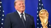 El presidente de los Estados Unidos, Donald Trump, se encuentra junto al Trofeo de la Copa Mundial de la FIFA mientras escucha al presidente de la FIFA, Gianni Infantino (fuera del marco), hablar durante una recepción de la FIFA en la Torre Trump en Nueva York el 17 de julio de 2026. El presidente Trump asistirá a la final de la Copa del Mundo de 2026 entre España y Argentina.